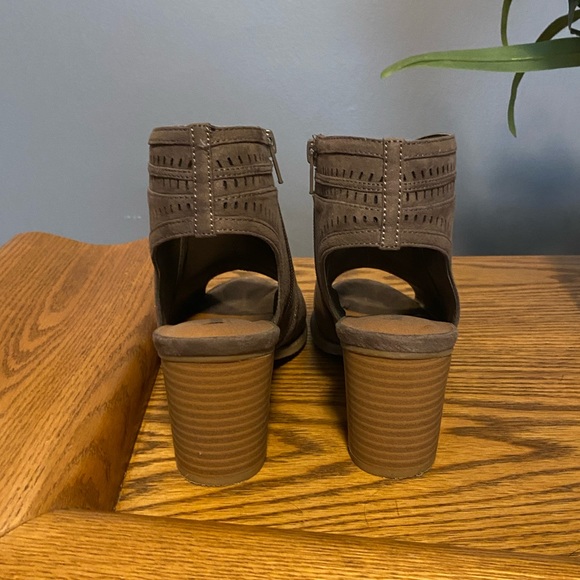 Chunky heel booties - Picture 3 of 10